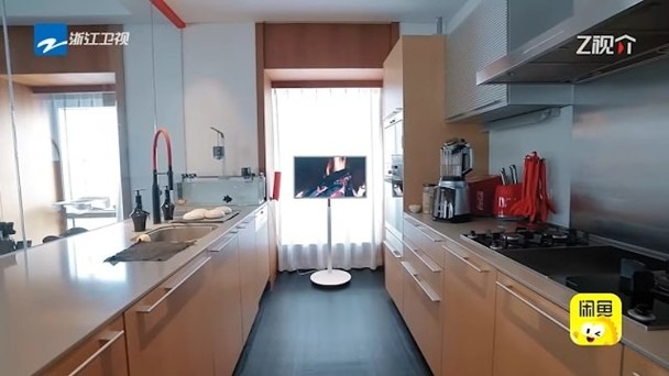 Chung Hân Đồng sống thế nào sau vụ lộ ảnh nóng với Trần Quán Hy, bị chồng bác sĩ ruồng bỏ, trai trẻ tống tiền? - Ảnh 7. Chung Hân Đồng sống thế nào sau vụ lộ ảnh nóng với Trần Quán Hy, bị chồng bác sĩ ruồng bỏ, trai trẻ tống tiền? - Ảnh 7.