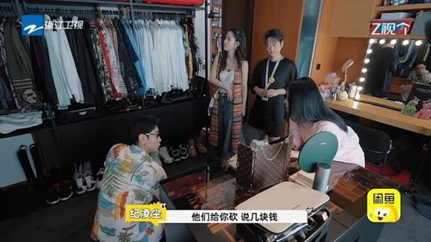Chung Hân Đồng sống thế nào sau vụ lộ ảnh nóng với Trần Quán Hy, bị chồng bác sĩ ruồng bỏ, trai trẻ tống tiền? - Ảnh 9. Chung Hân Đồng sống thế nào sau vụ lộ ảnh nóng với Trần Quán Hy, bị chồng bác sĩ ruồng bỏ, trai trẻ tống tiền? - Ảnh 9.