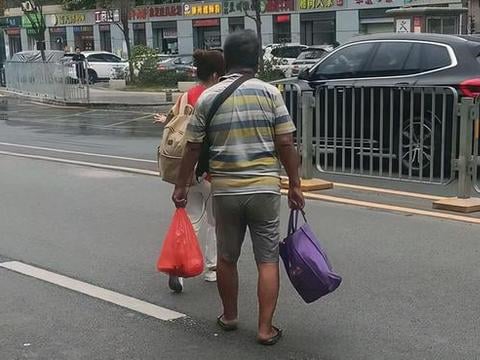 Chủ tịch phá sản thành ăn xin: Câu chuyện cảm động về gia đình - Ảnh 2.