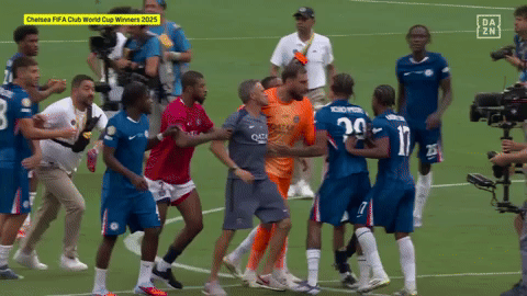 Xô xát căng quá: HLV PSG Luis Enrique lao vào tát thẳng mặt, bóp cổ tiền đạo Chelsea sau thất bại bẽ bàng- Ảnh 1.