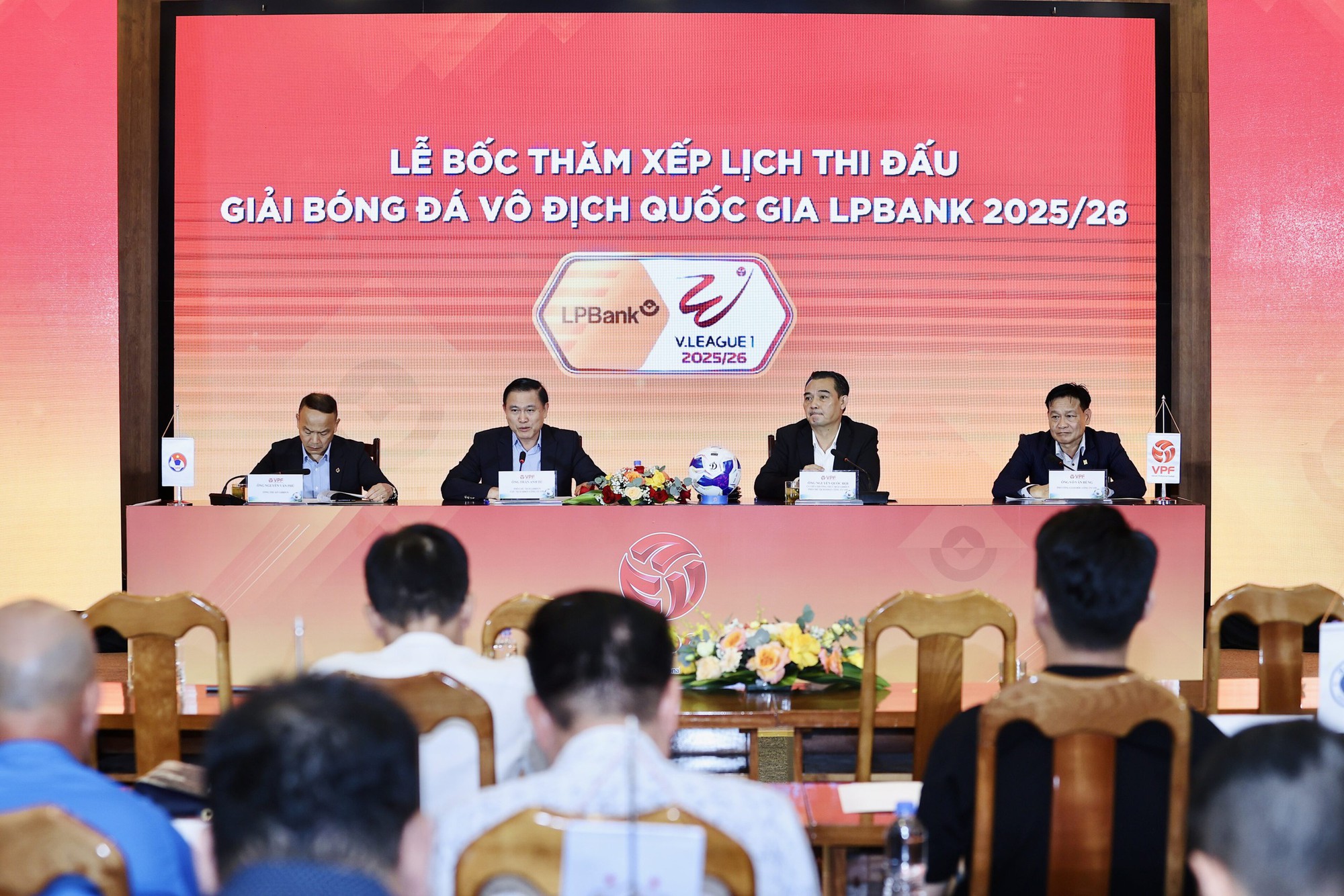 V-League 2025-2026: Kịch tính lượt trận khai mạc - Ảnh 1.