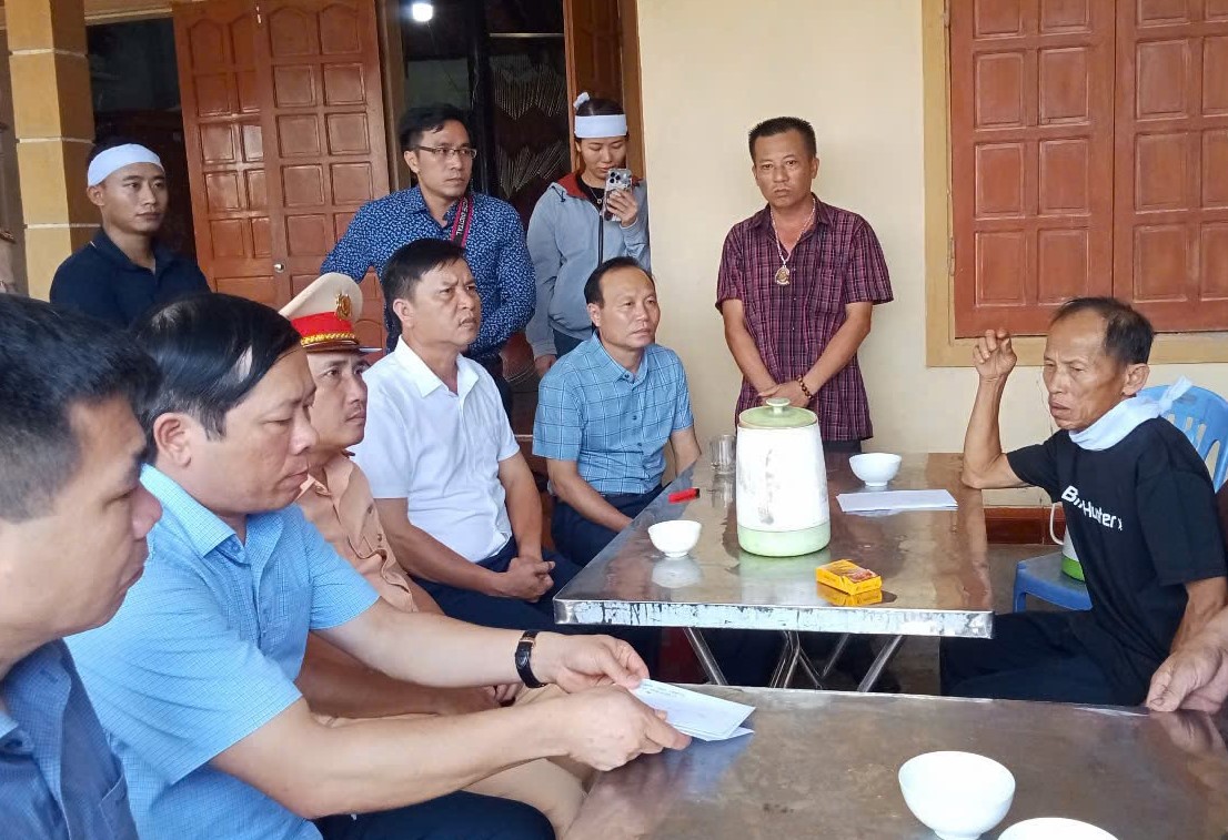 Xe ô tô tông xe máy ở Nghệ An khiến 4 người trong một gia đình thương vong - Ảnh 1. Xe ô tô tông xe máy ở Nghệ An khiến 4 người trong một gia đình thương vong - Ảnh 1.