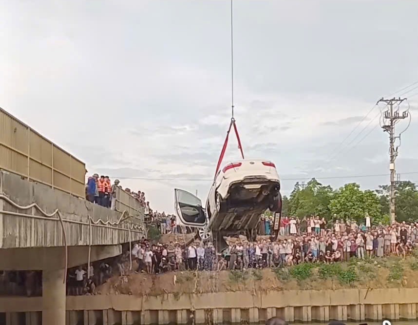 Khoảnh khắc ô tô tông xe máy và lao xuống sông tại Nghệ An , 6 người thương vong - Ảnh 1.