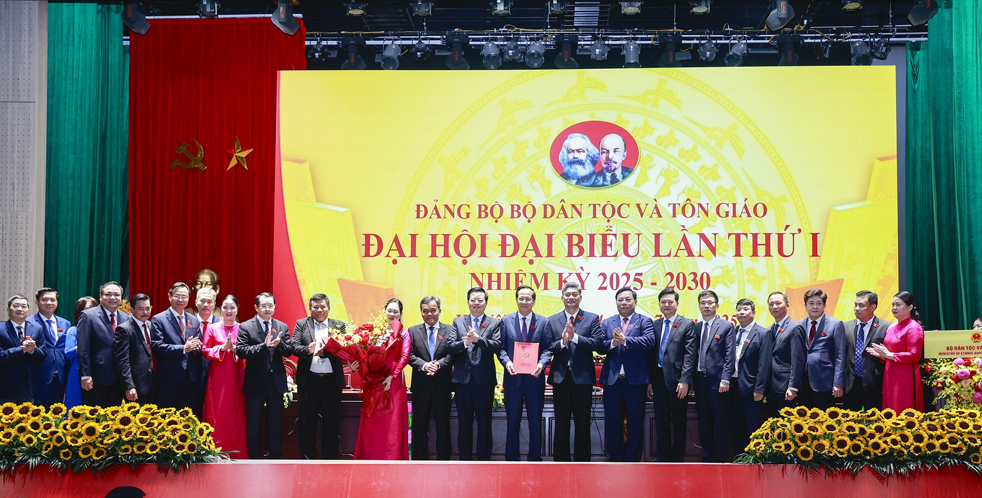 Đào Ngọc Dung được chỉ định làm Bí thư đảng ủy Bộ Dân tộc và Tôn giáo nhiệm kỳ 2025 - 2030 - Ảnh 1.