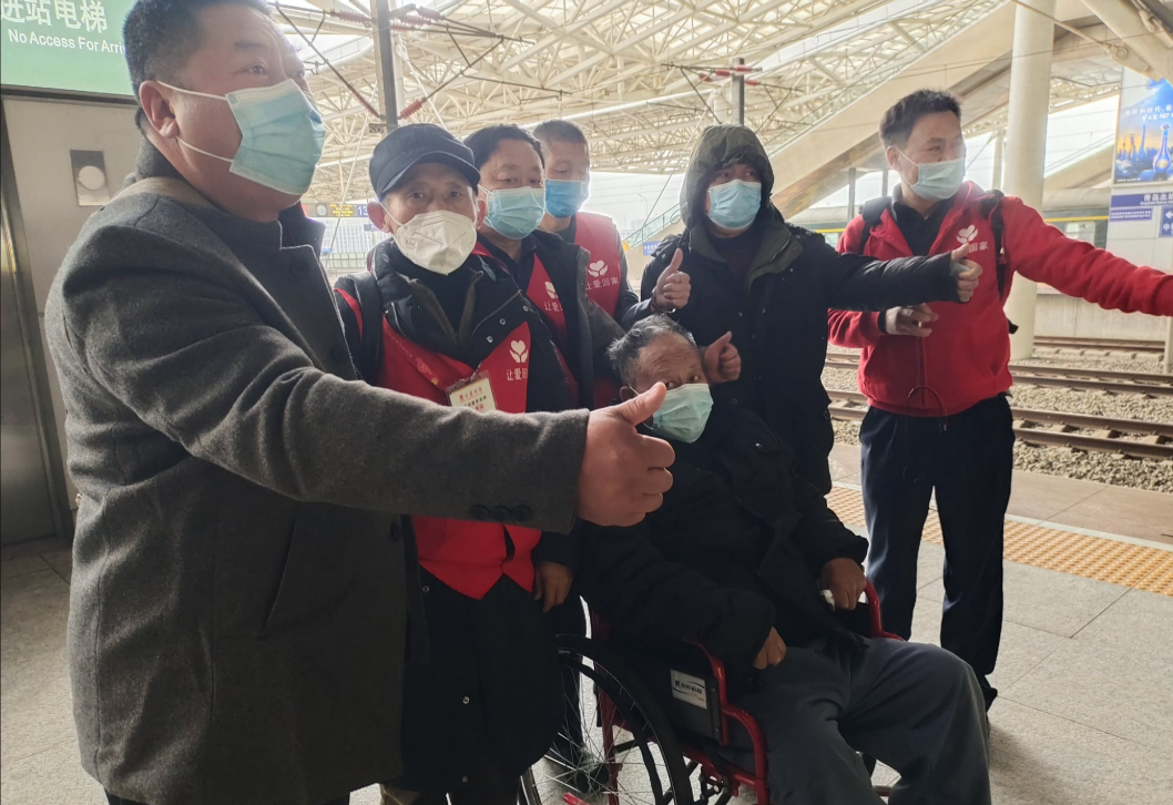 Chủ tịch phá sản thành ăn xin: Câu chuyện cảm động về gia đình - Ảnh 4.