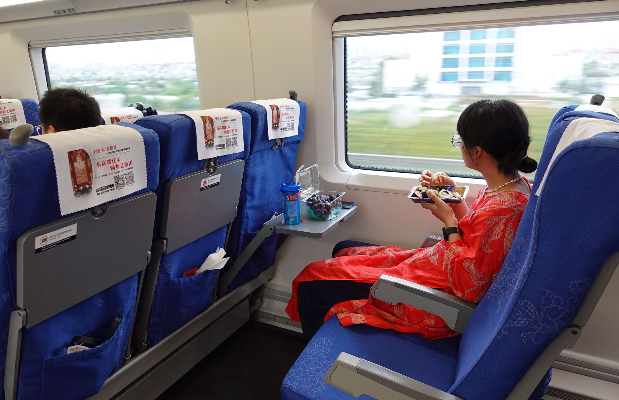Chuyến tàu chạy 200km nhưng đi chỉ mất 45 phút, du khách trầm trồ: "Tôi chưa bao giờ nghĩ đến việc này" - Ảnh 3.