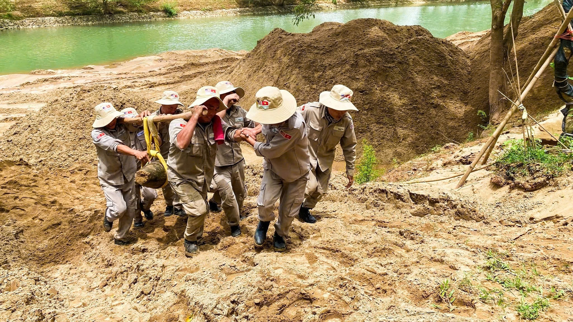 Phát hiện bom Phong Nha cách cửa động 200 m trong quá trình nạo vét sông Son - Ảnh 3. Phát hiện bom Phong Nha cách cửa động 200 m trong quá trình nạo vét sông Son - Ảnh 3.