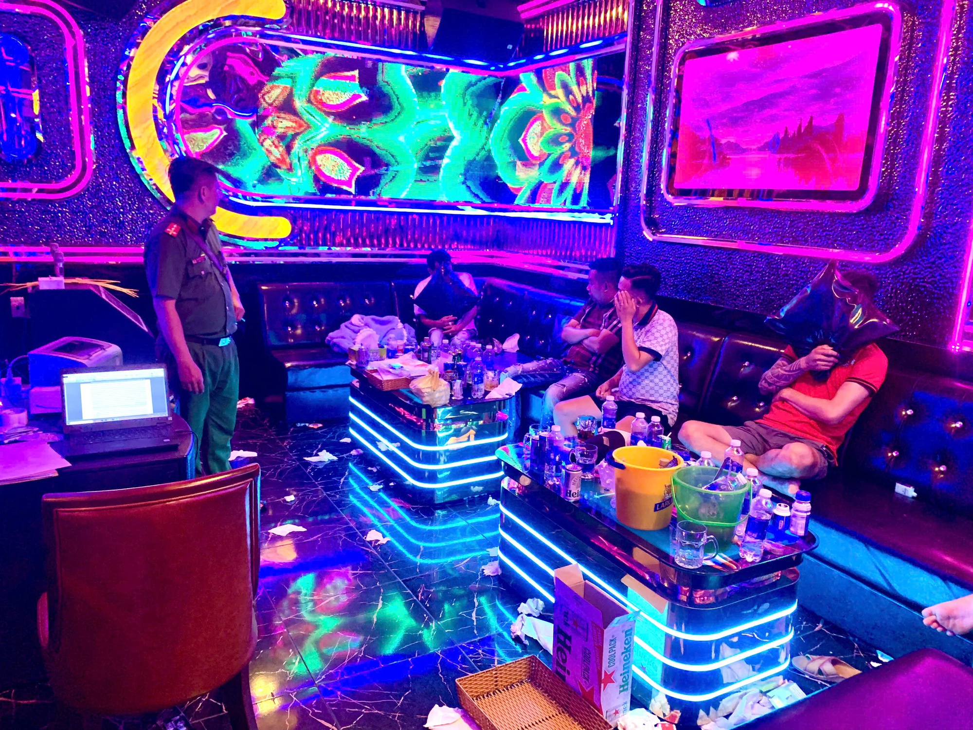 Bắt quả tang 6 đối tượng sử dụng ma túy tại phòng hát karaoke Quận 6 ở Vĩnh Long - Ảnh 2.