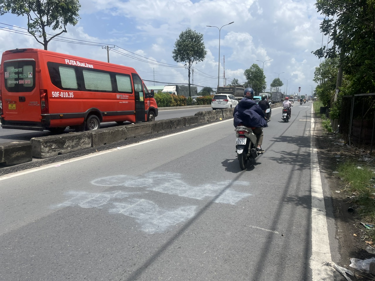 Dòng chữ "có bắn tốc độ" bị xóa nham nhở - Ảnh 2. Dòng chữ "có bắn tốc độ" bị xóa nham nhở - Ảnh 2.