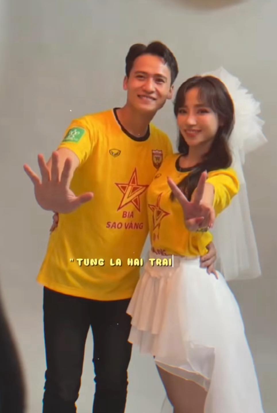 "Nam thần" U23 Việt Nam lên xe hoa cùng hot girl tốt nghiệp xuất sắc NEU, visual cô dâu chú rể gây sốt- Ảnh 4.