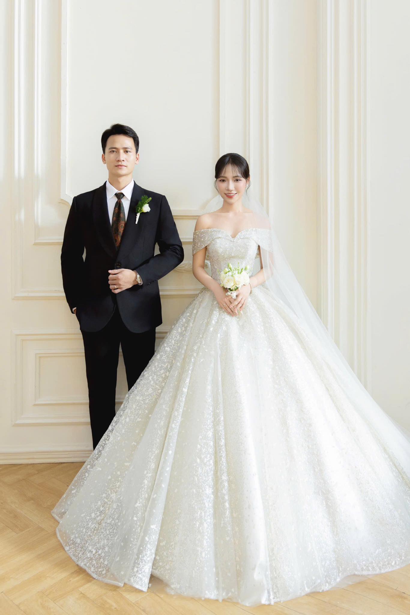 "Nam thần" U23 Việt Nam lên xe hoa cùng hot girl tốt nghiệp xuất sắc NEU, visual cô dâu chú rể gây sốt- Ảnh 1.