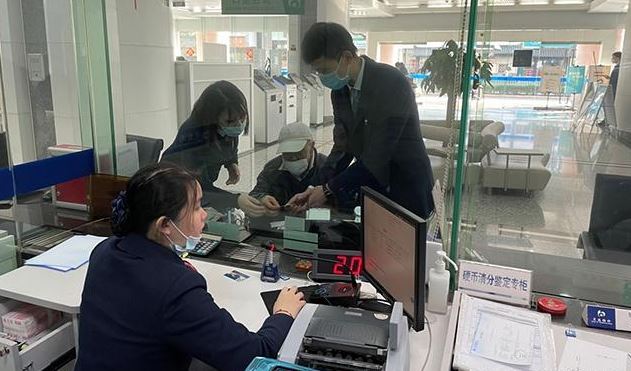 Người phụ nữ mất 4,3 tỷ đồng tiết kiệm, ngân hàng thông báo nợ 470 triệu đồng - Ảnh 2.