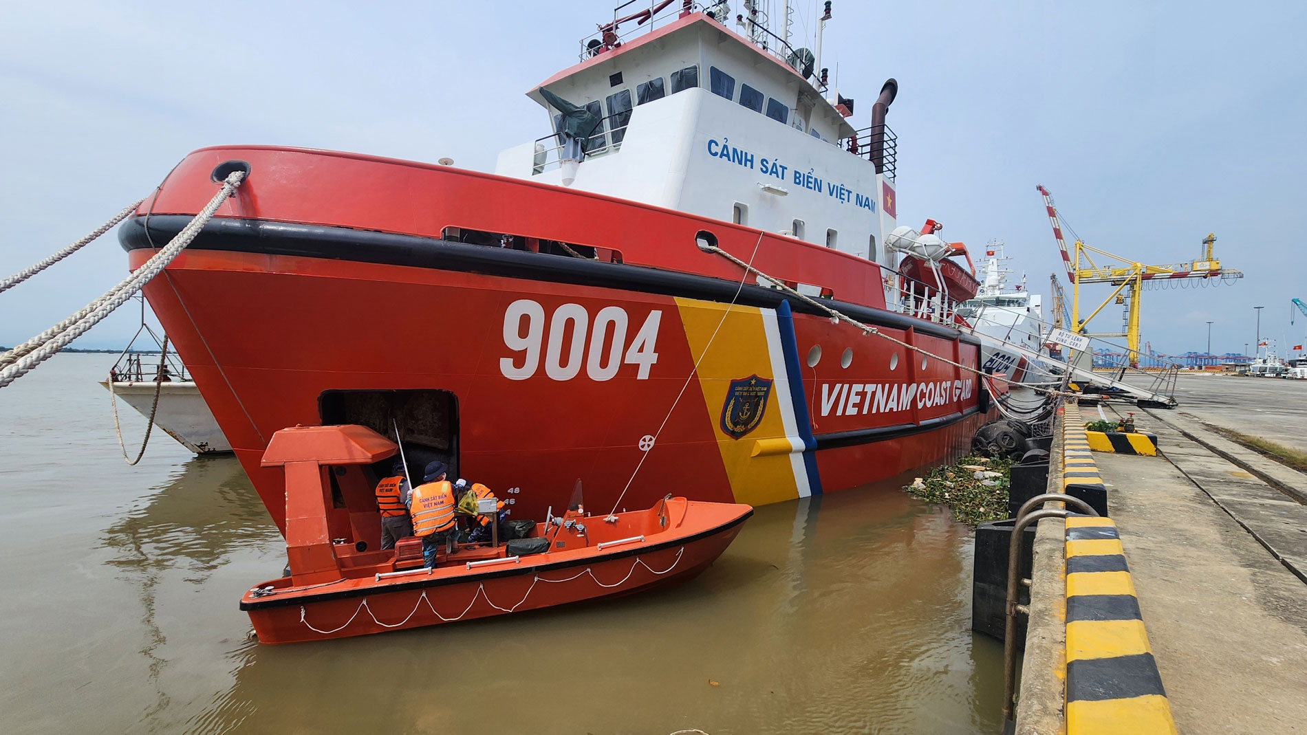 Tàu CSB 8004 sẽ làm nhiệm vụ đặc biệt trên biển dịp 2/9: Dài 90m, chịu sóng cấp 12, có sân đỗ trực thăng - Ảnh 2.