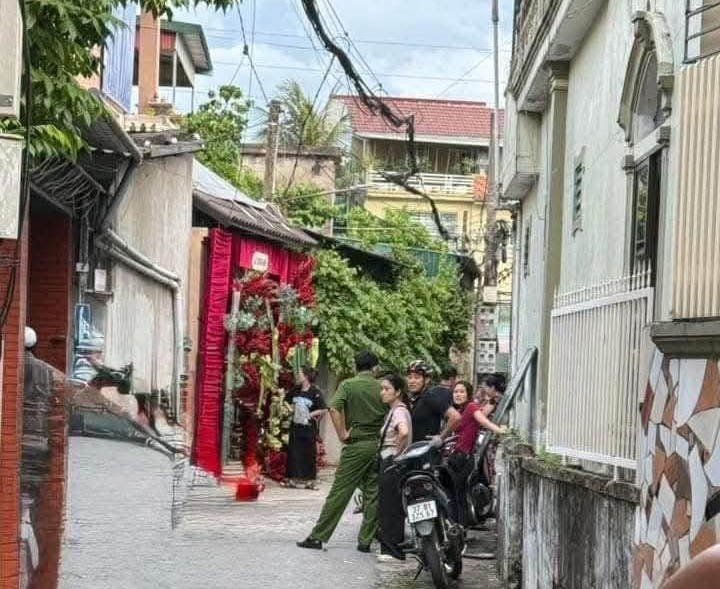 Chồng 77 tuổi chém vợ trọng thương rồi đóng cửa cố thủ trong nhà - Ảnh 1.