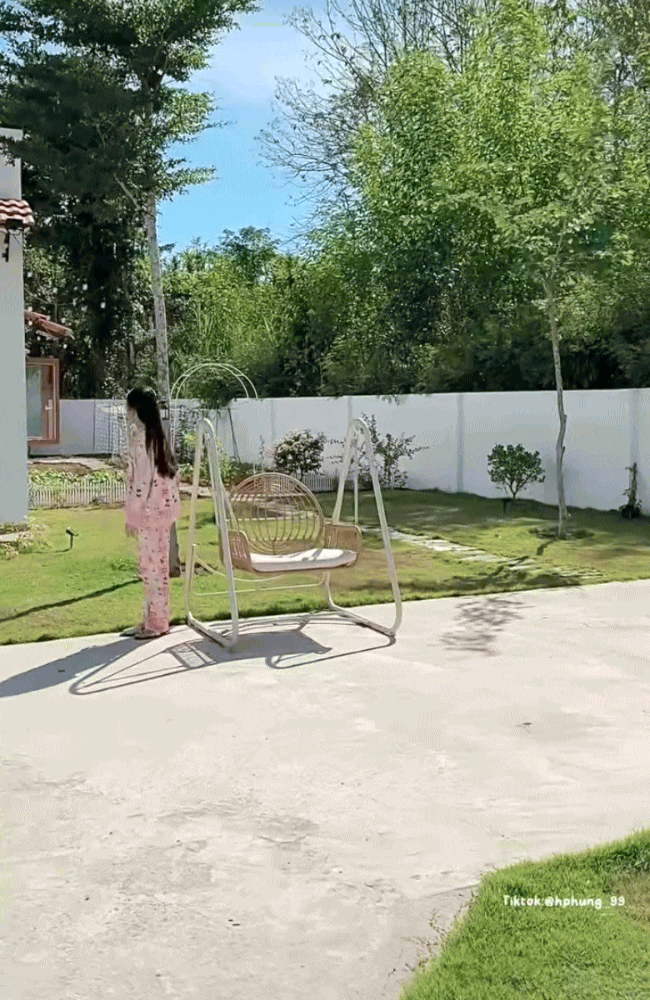 Bỏ phố về quê, cô gái 26 tuổi xây nhà vườn hơn 120m2, dân tình soi ngay một món đồ trong bếp, nặng hơn 100kg mà đẩy đi đẩy lại ngon lành- Ảnh 2.