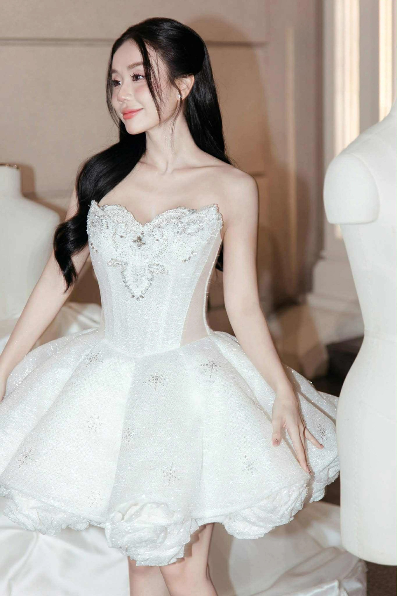 Cindy Lư gái 2 con sở hữu sắc vóc gái son phải mơ ước: Có 5 bí quyết đáng học hỏi để tự tin diện từ croptop bé xíu đến bikini cắt xẻ táo bạo- Ảnh 1. Cindy Lư gái 2 con sở hữu sắc vóc gái son phải mơ ước: Có 5 bí quyết đáng học hỏi để tự tin diện từ croptop bé xíu đến bikini cắt xẻ táo bạo- Ảnh 1.