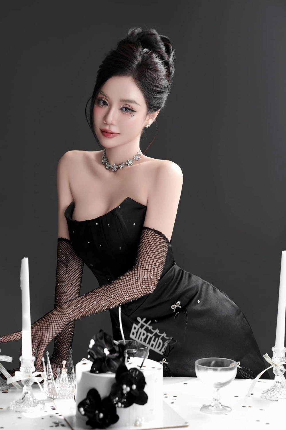 Cindy Lư gái 2 con sở hữu sắc vóc gái son phải mơ ước: Có 5 bí quyết đáng học hỏi để tự tin diện từ croptop bé xíu đến bikini cắt xẻ táo bạo- Ảnh 4. Cindy Lư gái 2 con sở hữu sắc vóc gái son phải mơ ước: Có 5 bí quyết đáng học hỏi để tự tin diện từ croptop bé xíu đến bikini cắt xẻ táo bạo- Ảnh 4.