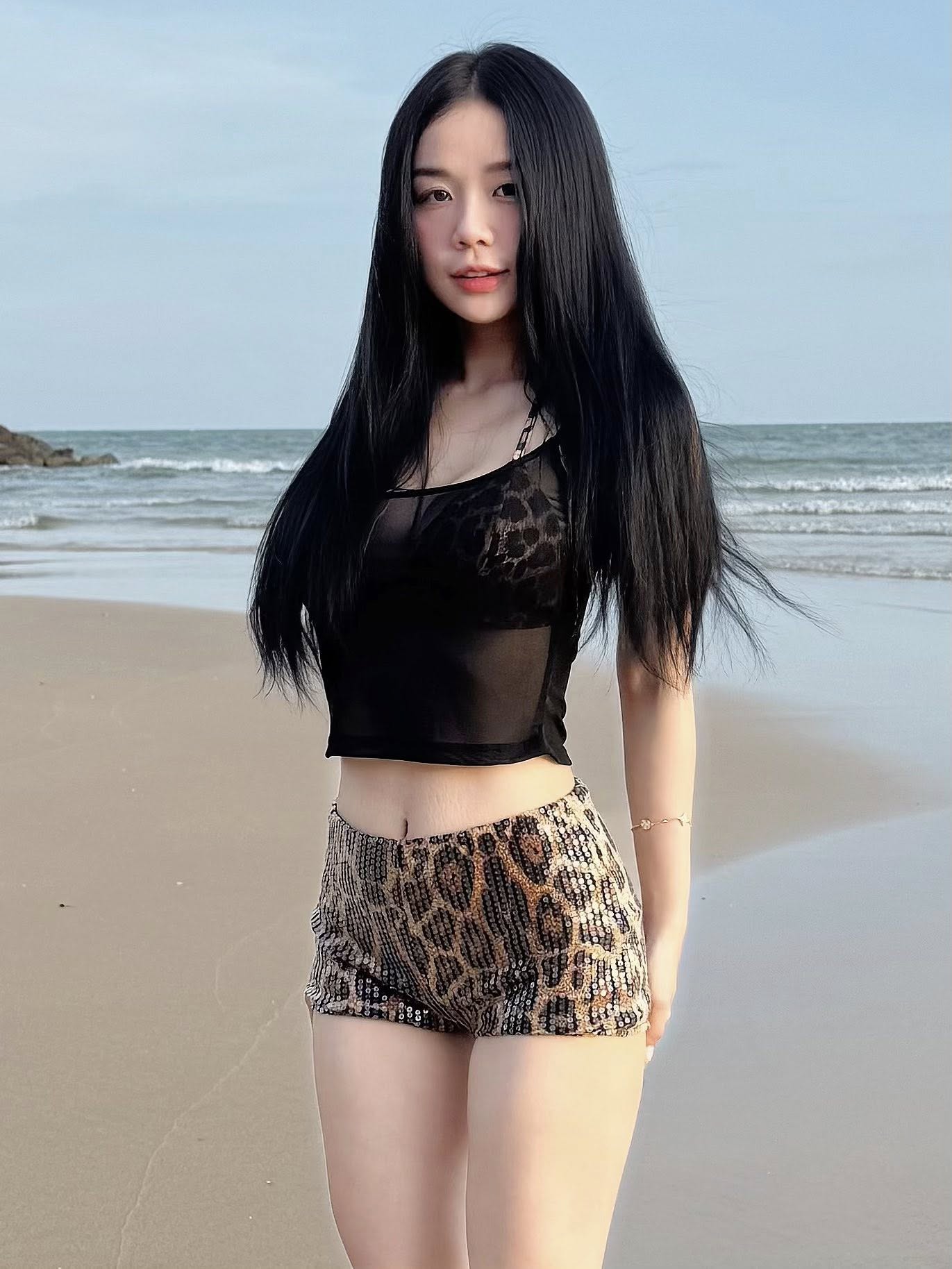Cindy Lư gái 2 con sở hữu sắc vóc gái son phải mơ ước: Có 5 bí quyết đáng học hỏi để tự tin diện từ croptop bé xíu đến bikini cắt xẻ táo bạo- Ảnh 8. Cindy Lư gái 2 con sở hữu sắc vóc gái son phải mơ ước: Có 5 bí quyết đáng học hỏi để tự tin diện từ croptop bé xíu đến bikini cắt xẻ táo bạo- Ảnh 8.