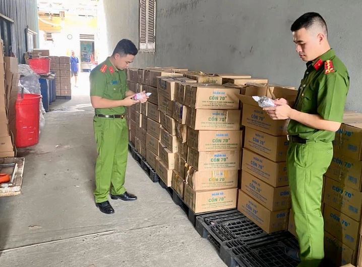 Phá đường dây sản xuất cồn y tế giả quy mô lớn do 2 anh em ruột làm chủ: Phát hiện chất cực nguy hại- Ảnh 1.