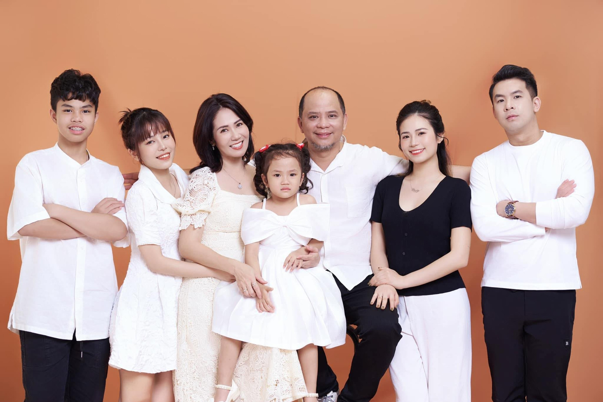 Nữ NSƯT lên chức bà ngoại, 53 tuổi vẫn được chồng chăm như em bé, muốn gì được nấy - Ảnh 3.