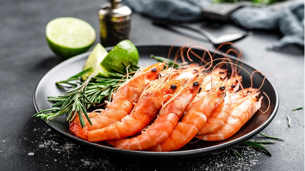 Đừng chỉ rửa tôm bằng mỗi nước, đầu bếp chỉ một mẹo khiến tôm bay sạch bùn đất, vi khuẩn- Ảnh 2.
