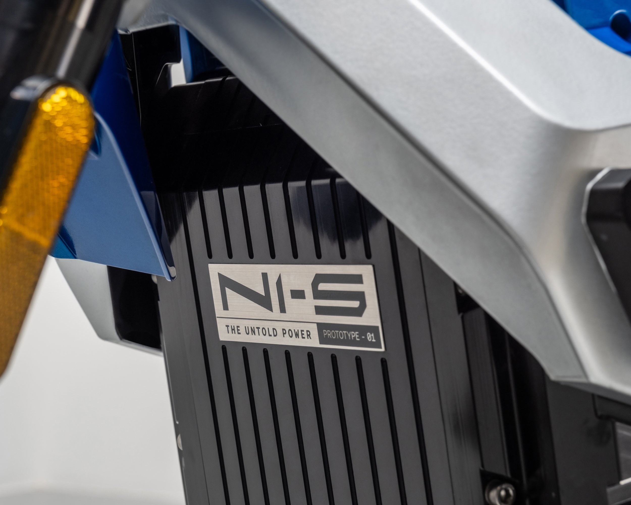 Đây là 'siêu' xe máy điện do Việt Nam sản xuất: Khỏe ngang ô tô, đi 240km/sạc, pin có 5 tầng bảo vệ - Ảnh 8.