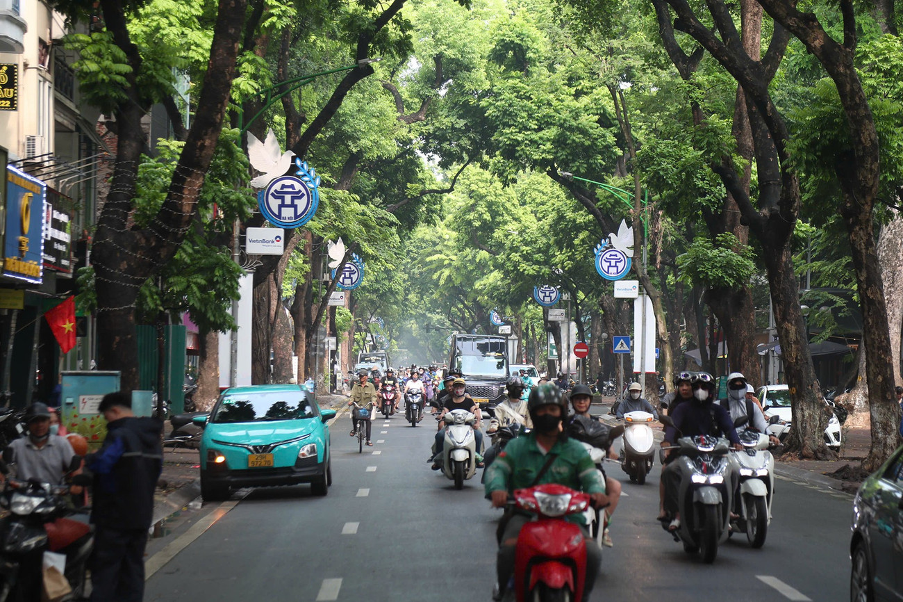 Du lịch Hà Nội thế nào khi xe máy chạy xăng bị cấm từ vành đai 1?- Ảnh 2. Du lịch Hà Nội thế nào khi xe máy chạy xăng bị cấm từ vành đai 1?- Ảnh 2.