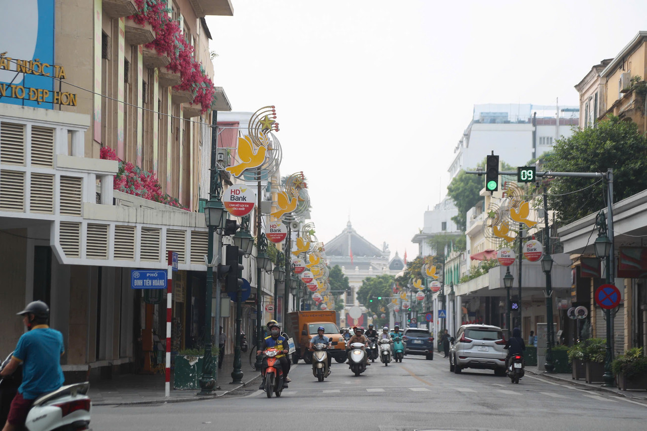 Du lịch Hà Nội thế nào khi xe máy chạy xăng bị cấm từ vành đai 1?- Ảnh 1. Du lịch Hà Nội thế nào khi xe máy chạy xăng bị cấm từ vành đai 1?- Ảnh 1.
