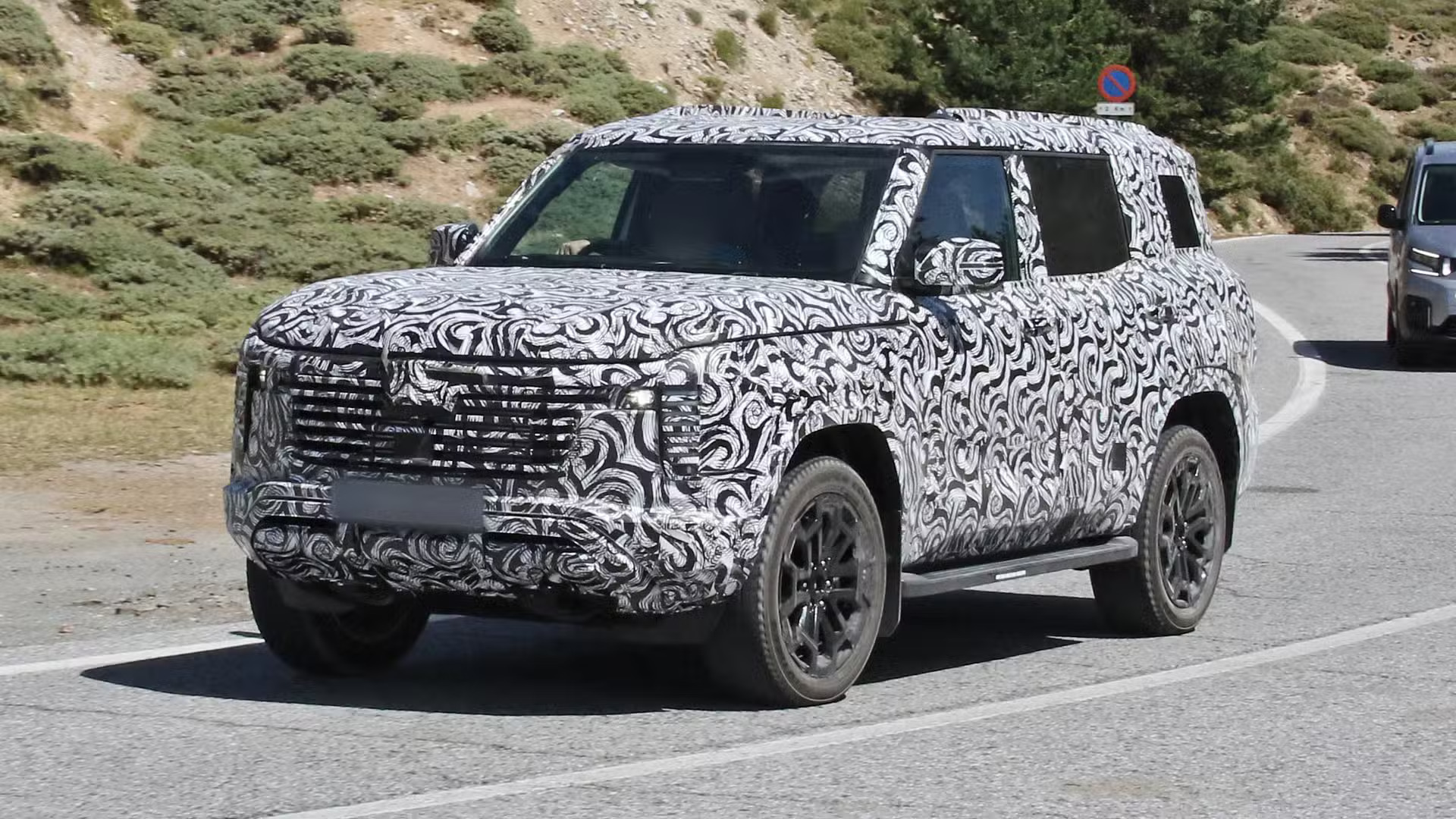 SUV đồn đoán là Mitsubishi Pajero đời mới này có dáng như Destinator sắp về Việt Nam, có thể ra mắt ngay năm nay - Ảnh 2.