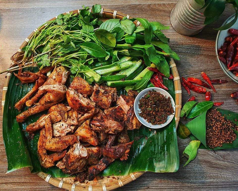 Khách Tây bất ngờ khi ăn bữa trưa kiểu miền núi, nhận xét: "Ở Mỹ chúng tôi không thể làm thế này" - Ảnh 4.