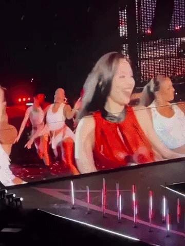 Nữ idol gây sốt toàn cầu với 3s khoe ngực ở concert, sau sân khấu ném 1 quả bowling cũng hút 65 triệu view- Ảnh 1. Nữ idol gây sốt toàn cầu với 3s khoe ngực ở concert, sau sân khấu ném 1 quả bowling cũng hút 65 triệu view- Ảnh 1.