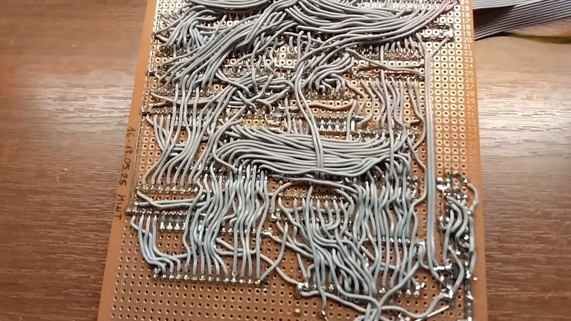 Đỉnh cao DIY: Người đàn ông tự làm CPU bằng chip nhớ cũ, hàn mọi thứ bằng tay và viết 1800 dòng code để nó hoạt động- Ảnh 2.