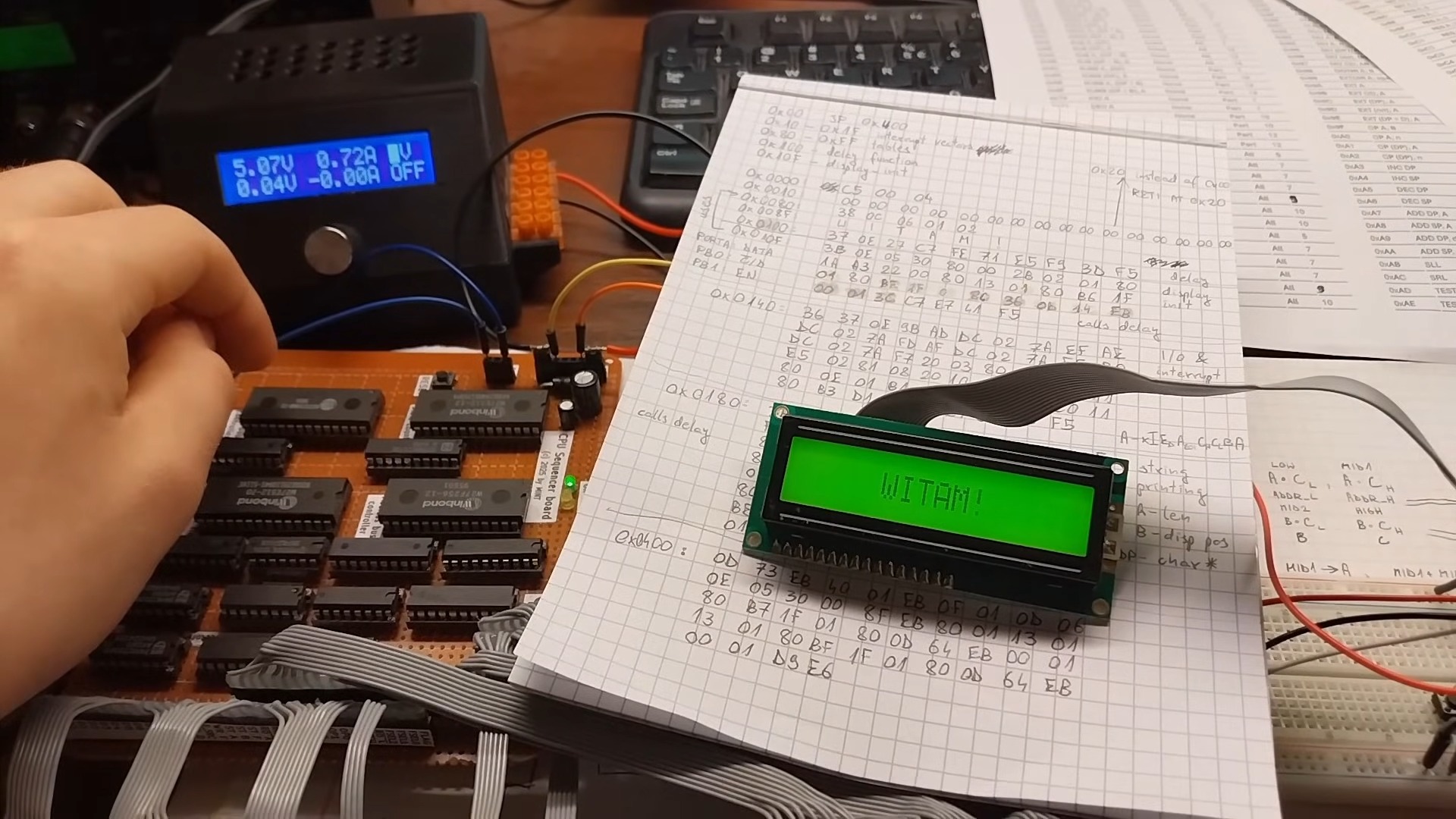 Đỉnh cao DIY: Người đàn ông tự làm CPU bằng chip nhớ cũ, hàn mọi thứ bằng tay và viết 1800 dòng code để nó hoạt động- Ảnh 4.