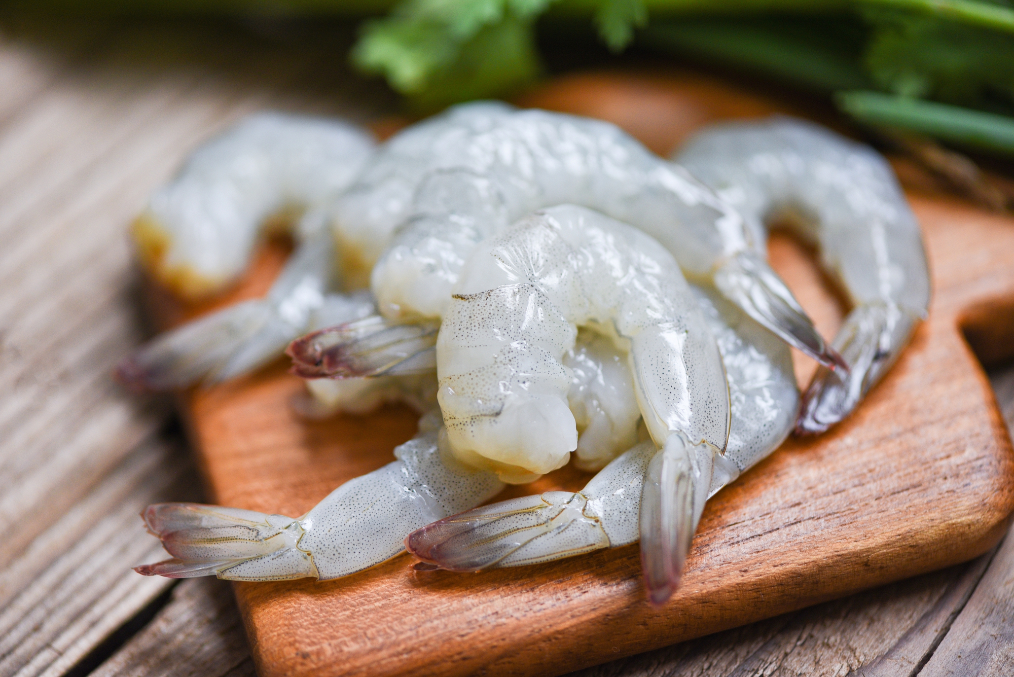 Đừng chỉ rửa tôm bằng mỗi nước, đầu bếp chỉ một mẹo khiến tôm bay sạch bùn đất, vi khuẩn- Ảnh 3.