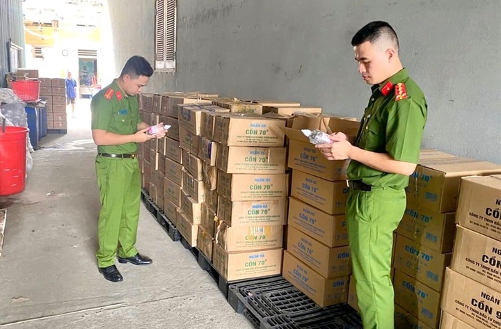 Triệt ph&aacute; đường d&acirc;y sản xuất cồn y tế giả quy m&ocirc; lớn tại H&agrave; Tĩnh - Ảnh 1.