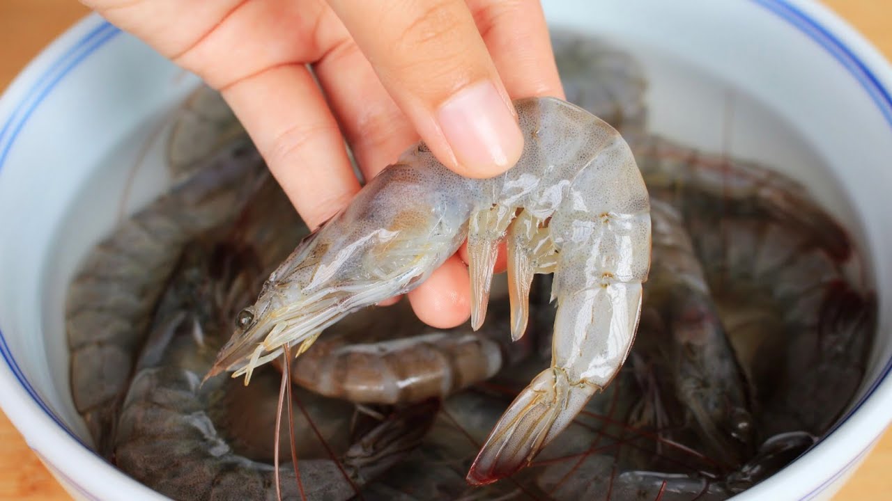 Đừng chỉ rửa tôm bằng mỗi nước, đầu bếp chỉ một mẹo khiến tôm bay sạch bùn đất, vi khuẩn- Ảnh 1.