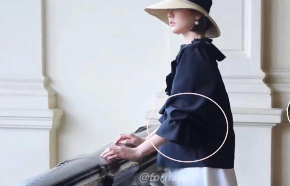 Hải Tú bị khui 3 dấu hiệu bầu bí: Từng ở ẩn 9 tháng, xôn xao nhất là bức ảnh bụng lùm lùm- Ảnh 5. Hải Tú bị khui 3 dấu hiệu bầu bí: Từng ở ẩn 9 tháng, xôn xao nhất là bức ảnh bụng lùm lùm- Ảnh 5.