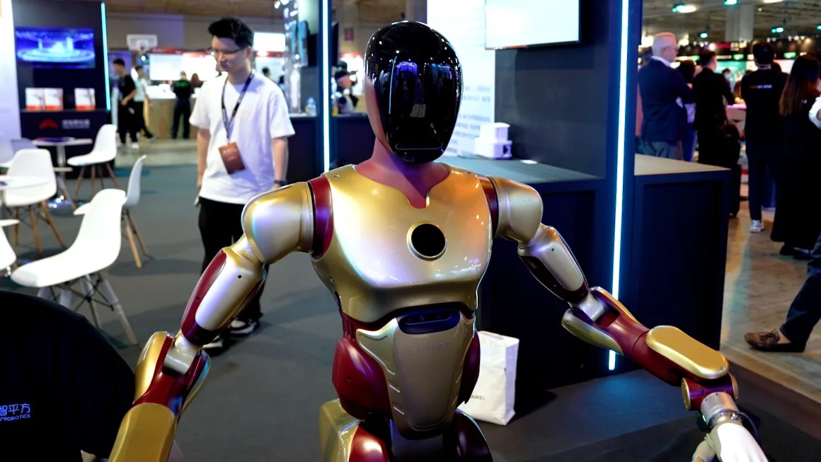 Robot h&igrave;nh người chơi x&uacute;c xắc, r&oacute;t tr&agrave;, rửa b&aacute;t: Trung Quốc tiến tới giấc mơ mỗi nh&agrave; sở hữu 1 robot - Ảnh 2.