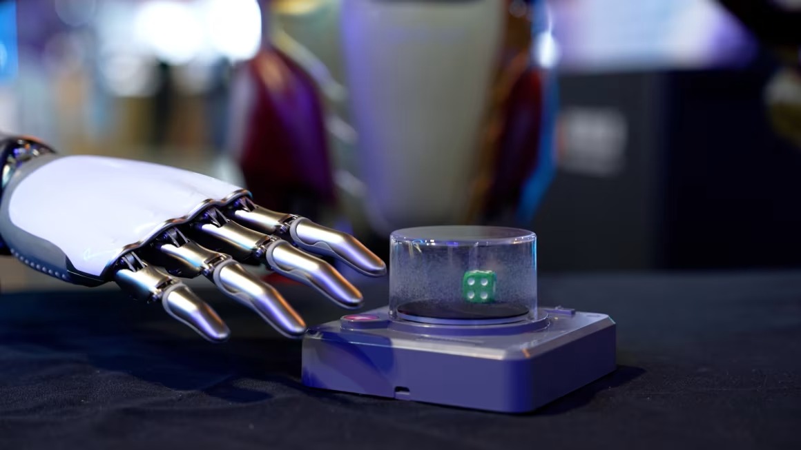 Robot h&igrave;nh người chơi x&uacute;c xắc, r&oacute;t tr&agrave;, rửa b&aacute;t: Trung Quốc tiến tới giấc mơ mỗi nh&agrave; sở hữu 1 robot - Ảnh 1.