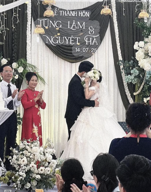 "Nam thần" U23 Việt Nam lên xe hoa cùng hot girl tốt nghiệp xuất sắc NEU, visual cô dâu chú rể gây sốt- Ảnh 3.