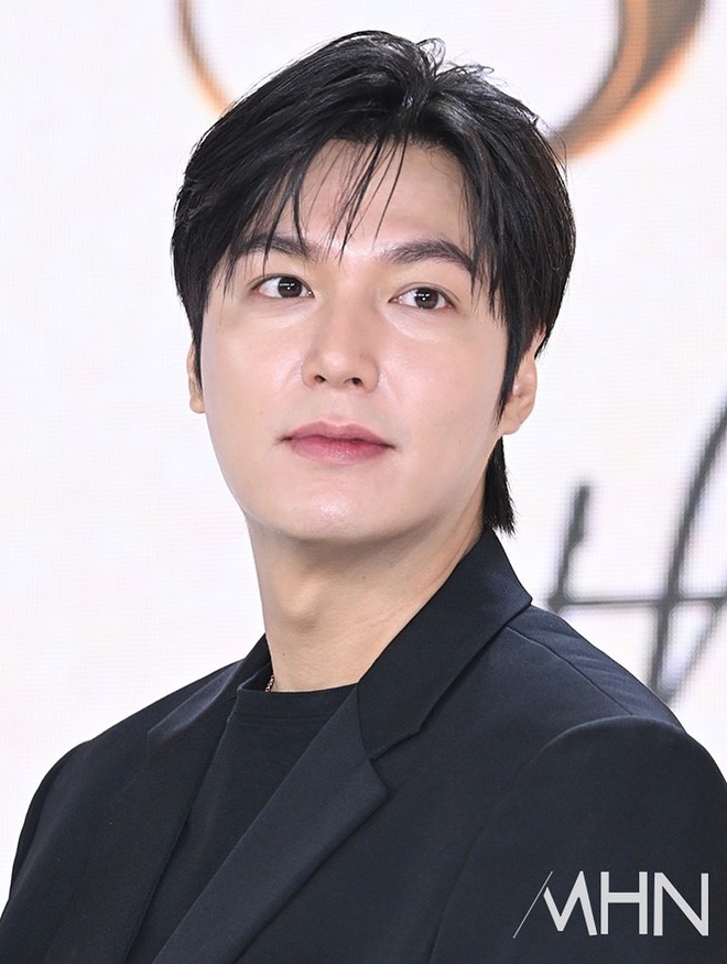 Clip: Mỹ nhân Việt đẹp đến mức khiến Lee Min Ho phải 2 lần ngắm nghía không rời tại sự kiện- Ảnh 7. Clip: Mỹ nhân Việt đẹp đến mức khiến Lee Min Ho phải 2 lần ngắm nghía không rời tại sự kiện- Ảnh 7.