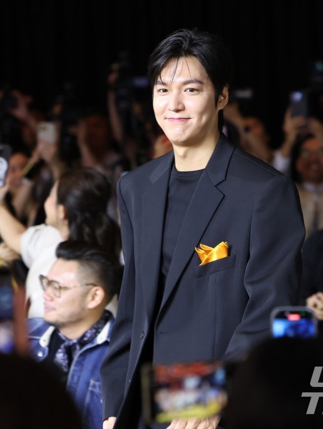 Clip: Mỹ nhân Việt đẹp đến mức khiến Lee Min Ho phải 2 lần ngắm nghía không rời tại sự kiện- Ảnh 8. Clip: Mỹ nhân Việt đẹp đến mức khiến Lee Min Ho phải 2 lần ngắm nghía không rời tại sự kiện- Ảnh 8.
