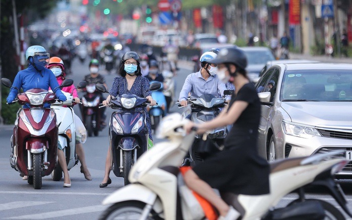 Hà Nội cấm xe máy xăng trong Vành đai 1 từ 2026 và thách thức chuyển đổi sang xe điện - Ảnh 1. Hà Nội cấm xe máy xăng trong Vành đai 1 từ 2026 và thách thức chuyển đổi sang xe điện - Ảnh 1.