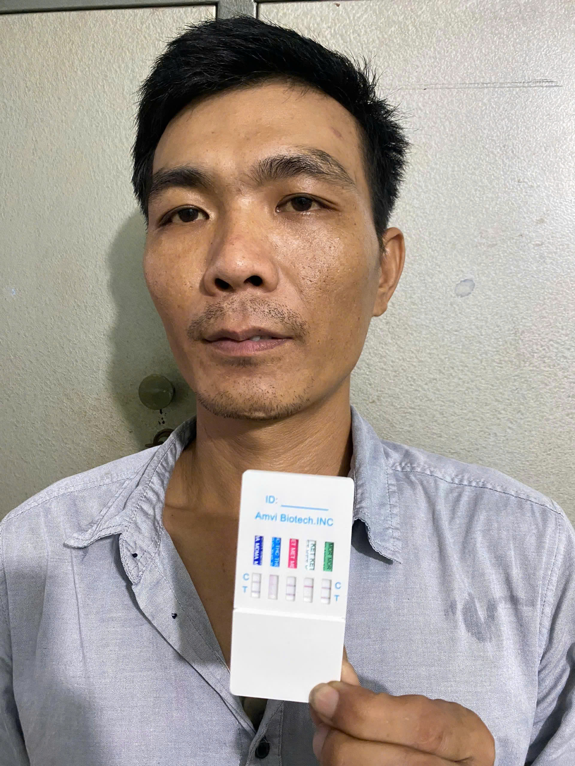 Trần Văn Trung bị bắt: Cảnh đánh đập phụ nữ ôm con nhỏ gây phẫn nộ - Ảnh 1. Trần Văn Trung bị bắt: Cảnh đánh đập phụ nữ ôm con nhỏ gây phẫn nộ - Ảnh 1.