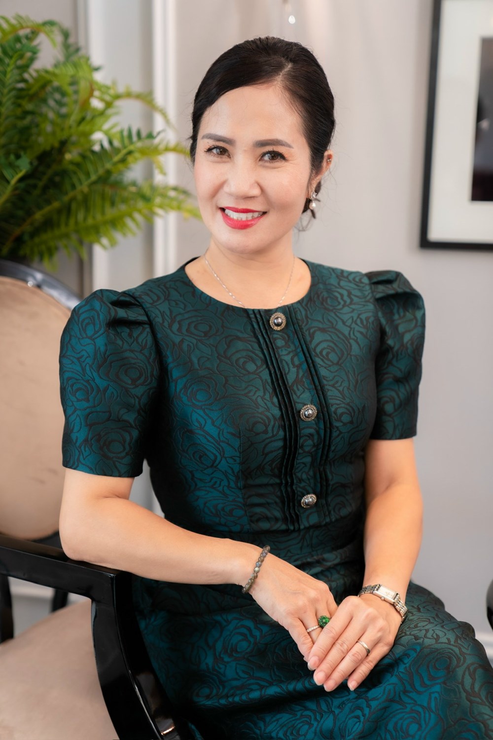 Nữ NSƯT lên chức bà ngoại, 53 tuổi vẫn được chồng chăm như em bé, muốn gì được nấy - Ảnh 1.