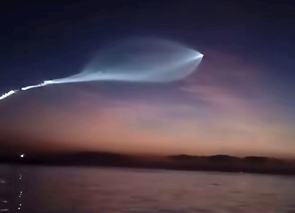 Vệt sáng lạ trên bầu trời Quảng Ngãi sáng nay có phải do tên lửa Trung Quốc? - Ảnh 1. Vệt sáng lạ trên bầu trời Quảng Ngãi sáng nay có phải do tên lửa Trung Quốc? - Ảnh 1.