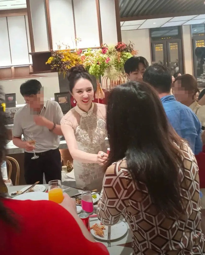 Mỹ nhân bỏ chồng vướng bê bối tình dục bí mật làm đám cưới với "hồng hài nhi" kém 9 tuổi - Ảnh 2.