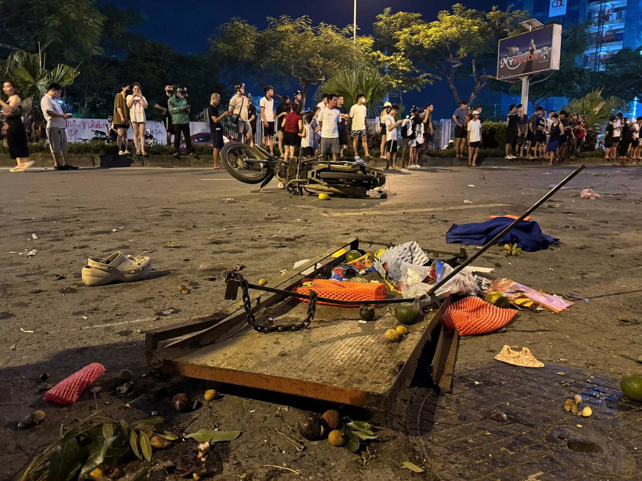 Hà Nội: Tai nạn ô tô liên hoàn khiến 1 người tử vong và nhiều người bị thương - Ảnh 9.
