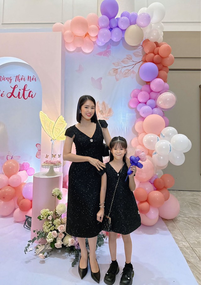 Lê Phương đưa con gái dự tiệc, lời nhắn giản dị bất ngờ khiến khán giả xúc động nhớ đến Quý Bình - Ảnh 1.