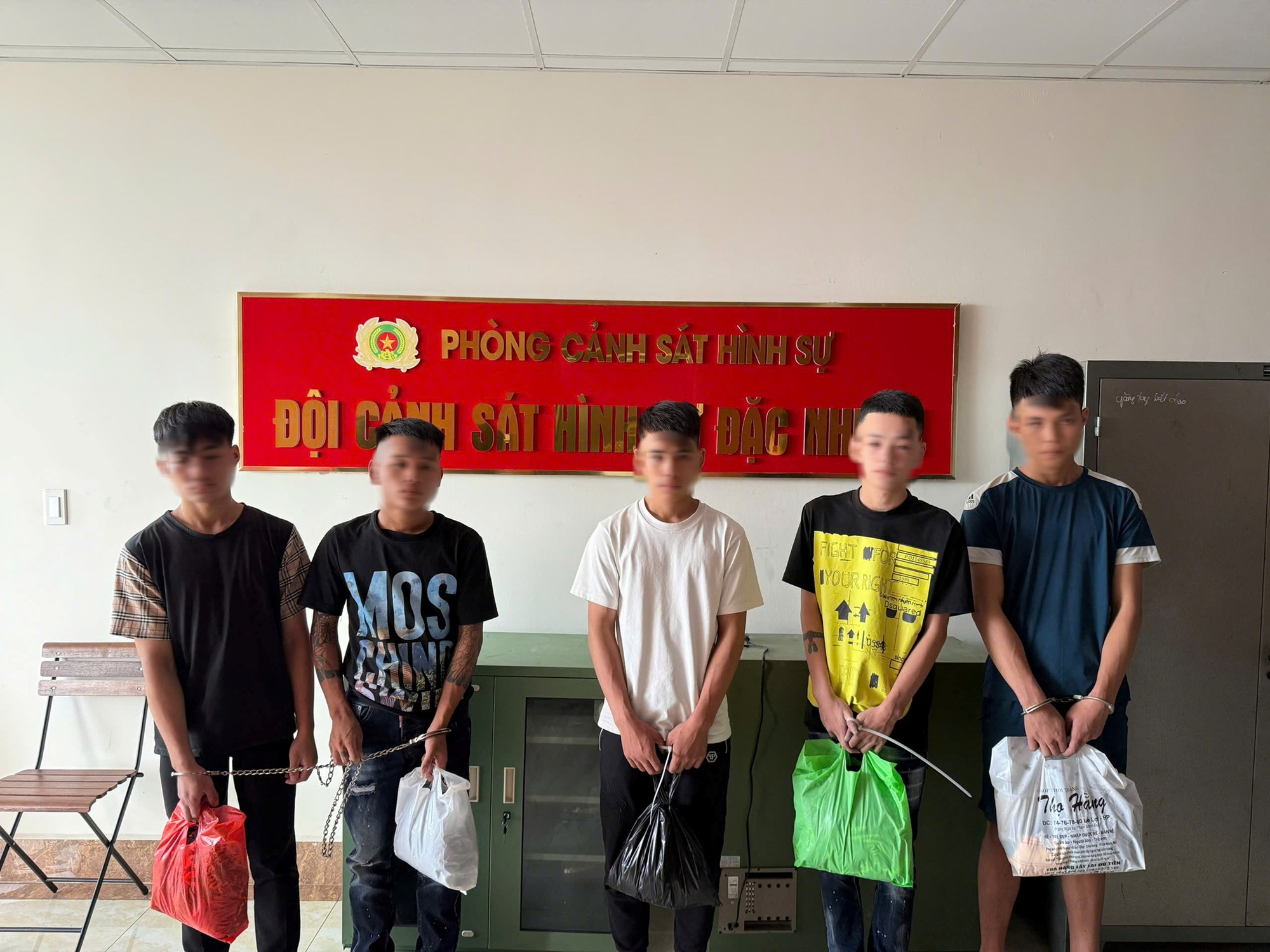 Khởi tố 19 đối tượng trong vụ hỗn chiến tại Hải Phòng gây rối trật tự công cộng - Ảnh 1.